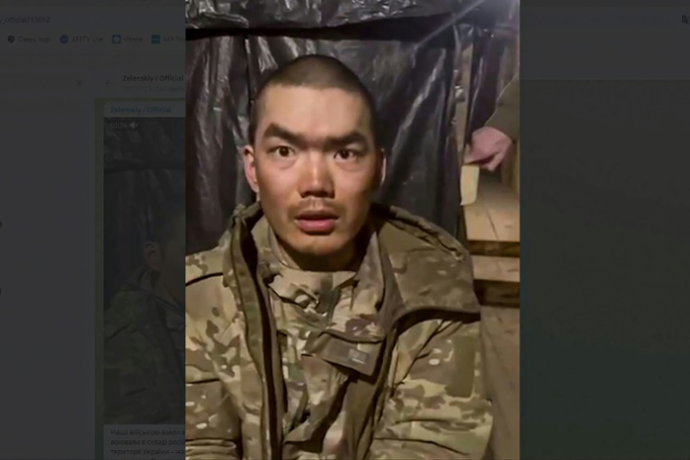 Image d'un homme présenté comme un Chinois capturé alors qu'il combattait au sein des forces russes, extraite d'une vidéo publiée le 8 avril 2025 par la présidence ukrainienne ( Telegram / @Volodymyr Zelensky / Handout )