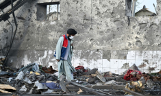 Un taliban inspecte le site d'un hôpital pour drogués de Kaboul touché la veille par une frappe du Pakistan, qui a fait environ 400 morts, selon l'Afghanistan, le 17 avril 2026 ( AFP / Wakil KOHSAR )