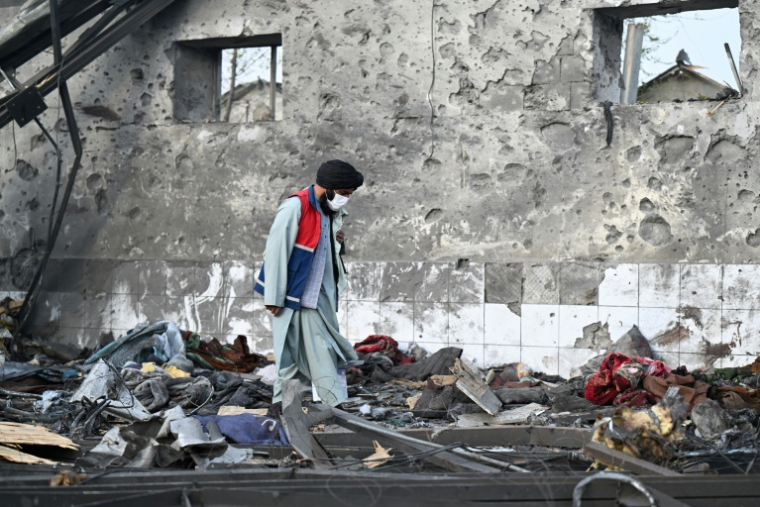 Un taliban inspecte le site d'un hôpital pour drogués de Kaboul touché la veille par une frappe du Pakistan, qui a fait environ 400 morts, selon l'Afghanistan, le 17 avril 2026 ( AFP / Wakil KOHSAR )