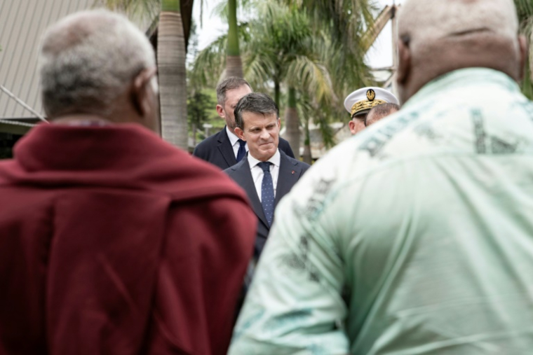Le ministre des Outre-mer, Manuel Valls, accueilli par le Sénat coutumier de la Nouvelle-Calédonie, à Nouméa, le 22 février 2025 ( AFP / Delphine MAYEUR )