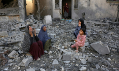 Des Palestiniennes sont assises sur le site d’une frappe israélienne à Jabalia, dans le centre de la bande de Gaza, le 30 mai 2025, sur fond de guerre entre Israël et le mouvement islamiste palestinien Hamas ( AFP / Bashar TALEB )