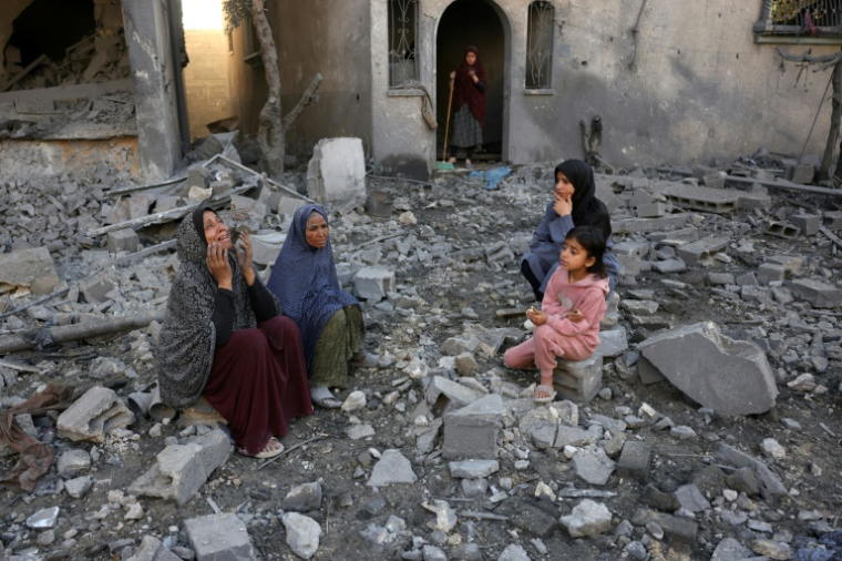 Des Palestiniennes sont assises sur le site d’une frappe israélienne à Jabalia, dans le centre de la bande de Gaza, le 30 mai 2025, sur fond de guerre entre Israël et le mouvement islamiste palestinien Hamas ( AFP / Bashar TALEB )