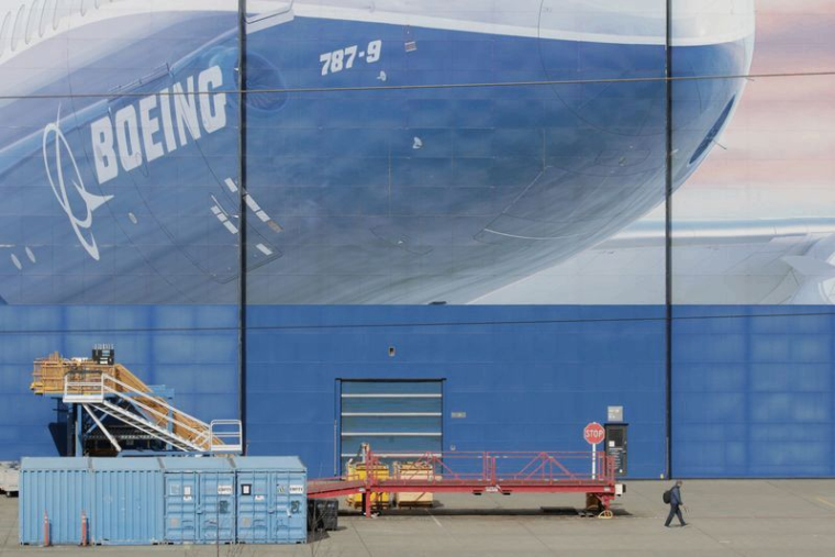 BOEING VA DEVOIR EMPRUNTER DAVANTAGE, NE POURRA VERSER DE DIVIDENDES AVANT "DES ANNÉES"