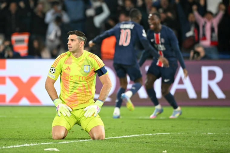 Le gardien argentin d'Aston Villa Emiliano Martinez (g) lors de la défaite de son équipe face au PSG 3-1, le 9 avril 2025 en quart de finale aller de Ligue des champions, au Parc des Princes ( AFP / Bertrand GUAY )