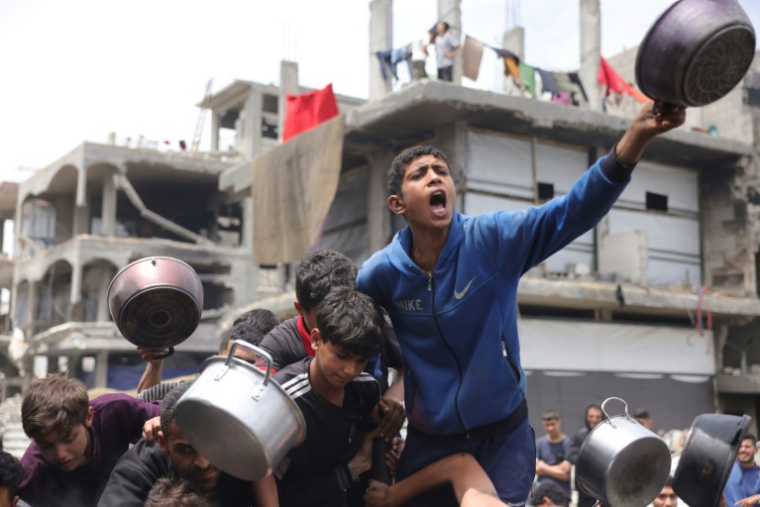 Une distribution de nourriture à Beit Lahia, dans le nord de la bande de Gaza, menacée de "famine de masse" selon des ONG, le 15 mai 2025 ( AFP / BASHAR TALEB )