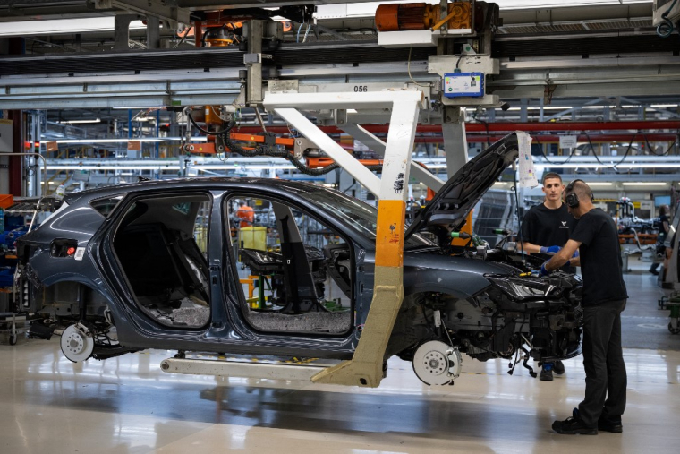 Des employés travaillent sur la chaîne de production automobile de l'usine Seat à Martorell (province de Barcelone), le 27 juin 2024. ( AFP / JOSEP LAGO )