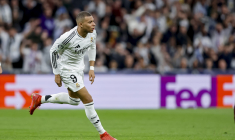 Kylian Mbappé éteint Manchester City avec un triplé !