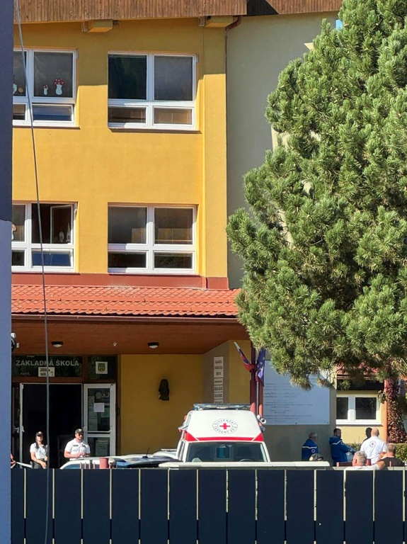 Une ambulance et des secouristes  dans la cour d'une école à Staškov, après une attaque au couteau, le 29 septembre 2026 dans le nord-ouest de la Slovaquie  ( TA3 / Ta3 )