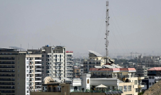 Une vue générale montre une antenne de télécommunications à Kaboul le 30 septembre 2025 à la suite d'une coupure des télécommunications intervenue la veille sur ordre des autorités talibanes ( AFP / Wakil KOHSAR )