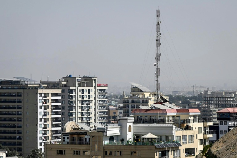 Une vue générale montre une antenne de télécommunications à Kaboul le 30 septembre 2025 à la suite d'une coupure des télécommunications intervenue la veille sur ordre des autorités talibanes ( AFP / Wakil KOHSAR )