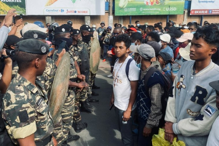 Anti-Des manifestants face aux forces de sécurité lors d'une marche contre le gouvernement à Antananarivo, le 4 octobre 2025 à Madagascar ( AFP / RIJASOLO )