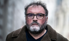 Frédéric Péchier arrive au palais de justice de Besançon le 15 décembre 2025 ( AFP / ARNAUD FINISTRE )