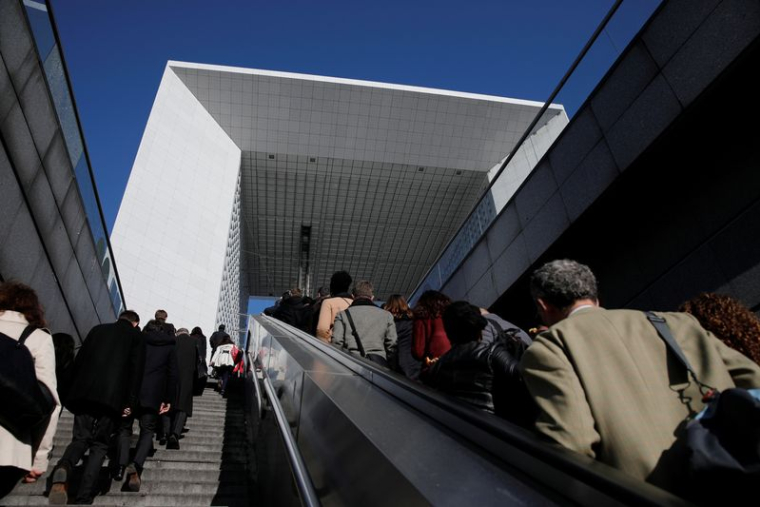 Des personnes marchent sur l'esplanade de La Défense, à l'ouest de Paris