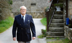 Jean-Marie Le Pen le 17 mars 2007 à Locmariaquer ( AFP / MARTIN BUREAU )