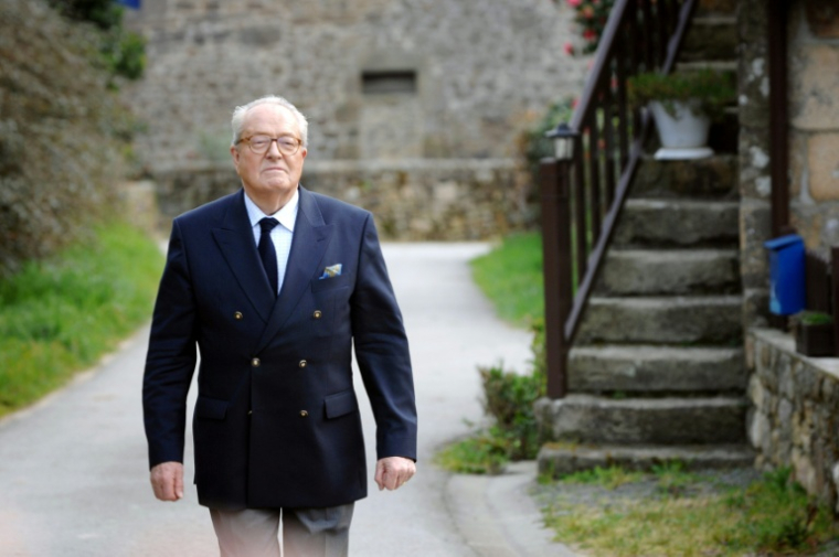 Jean-Marie Le Pen le 17 mars 2007 à Locmariaquer ( AFP / MARTIN BUREAU )