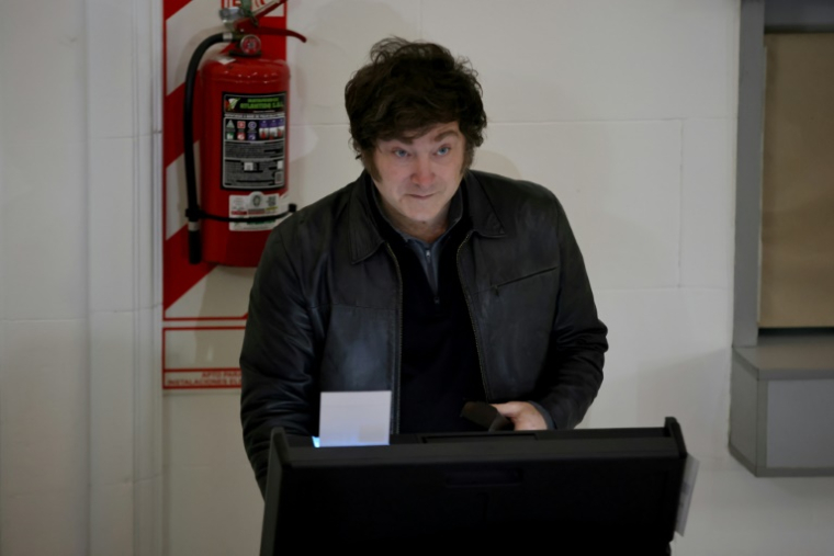 Le président argentin Javier Milei vote pour les élections locales à Buenos Aires le 18 mai 2025 ( AFP / Emiliano Lasalvia )