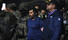 Le narcotrafiquant Adolfo Macias, alias Fito, encadré par le ministre équatorien de l'Intérieur John Reimberg (D) et des militaires, lors de son arrivée à Guayaquil après son arrestation, le 25 juin 2025 ( AFP / Marcos PIN )