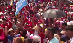 Des partisans du président vénézuélien déchu Maduro se rassemblement pour exiger sa libération