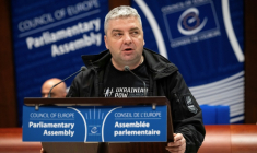 Le journaliste ukrainien Maxime Boutkevitch, à la tribune du Conseil de l'Europe à Strasbourg (France), le 29 septembre 2025 ( AFP / SEBASTIEN BOZON )