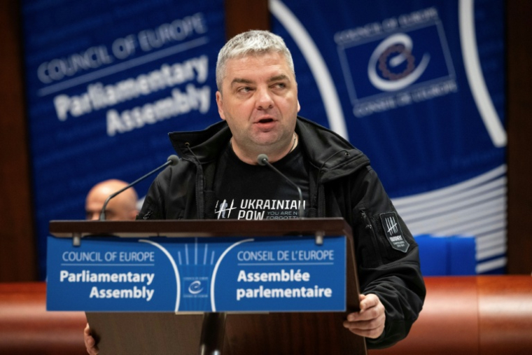 Le journaliste ukrainien Maxime Boutkevitch, à la tribune du Conseil de l'Europe à Strasbourg (France), le 29 septembre 2025 ( AFP / SEBASTIEN BOZON )