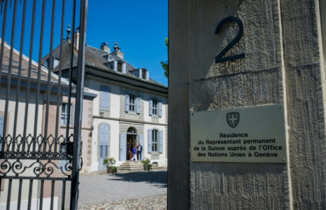 Les discussions commerciales sino-américaines se poursuivent à huis dans une résidence diplomatique suisse à Genève le 11 mai 2025 ( AFP / Fabrice COFFRINI )