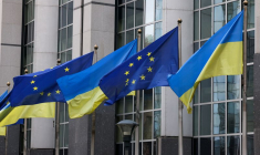 Les drapeaux européen et ukrainien au Parlement de l'Union européenne à Bruxelles
