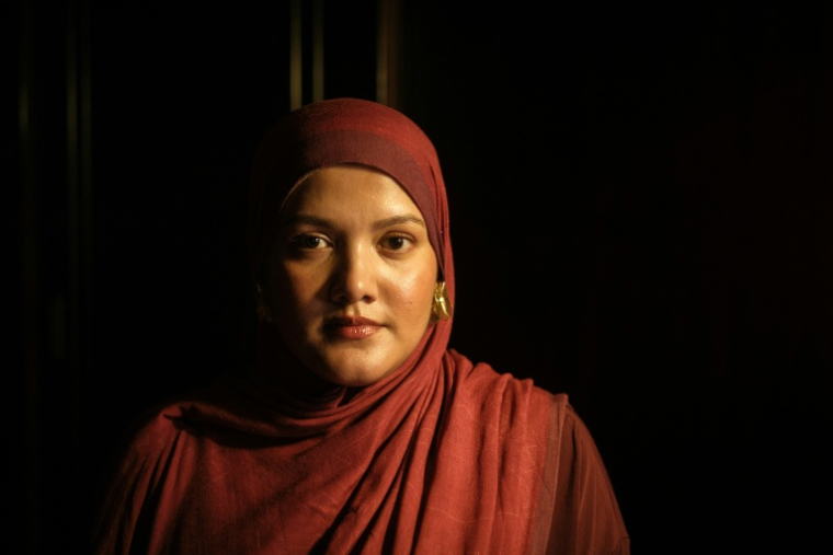 Yasmin Ullah, fondatrice et responsable du collectif féminin Rohingya Maiyafuinor Collaborative Network, à Jakarta, le 8 avril 2026  ( AFP / Yasuyoshi Chiba )
