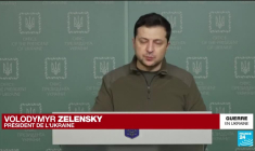 À Kiev, un immeuble résidentiel éventré par un tir de missile