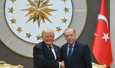 Le président américain Donald Trump échange avec son homologue turc Recep Tayyip Erdogan à Ankara le 7 juillet 2026 ( AFP / SAUL LOEB )