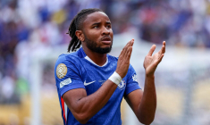 Christopher Nkunku discute avec l’Inter Milan