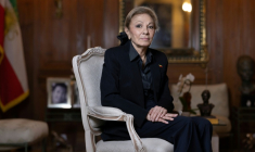 La veuve de l'ex-chah d'Iran, Farah Pahlavi, chez elle à Paris, le 20 janvier 2025 ( AFP / JOEL SAGET )