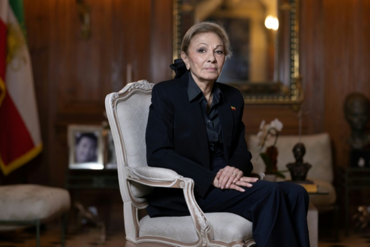 La veuve de l'ex-chah d'Iran, Farah Pahlavi, chez elle à Paris, le 20 janvier 2025 ( AFP / JOEL SAGET )