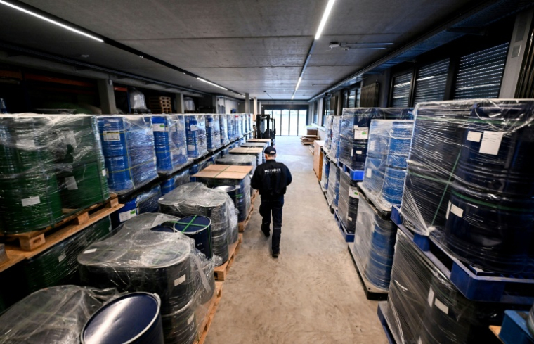 Un employé dans le centre de stockage de Tradium, à Francfort, le 4 novembre 2025 ( AFP / Kirill KUDRYAVTSEV )