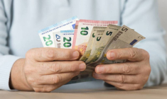 5 astuces pour bien vivre avec une petite pension de retraite / iStock.com - solidcolours