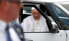 Le pape François sort de l'hôpital Gemelli à Rome
