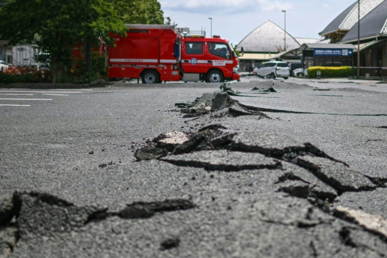 Une route fissurée à Hikawa, dans la préfecture de Kumamoto, le 30 juillet 2026 après le séisme qui a frappé le sud-ouest du Japon le 28 juillet ( AFP / Philip FONG )