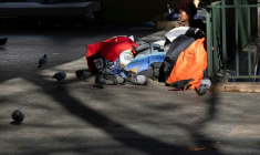 Une femme sans domicile fixe dans une rue de Paris, le 4 avril 2026  ( AFP / JOEL SAGET )