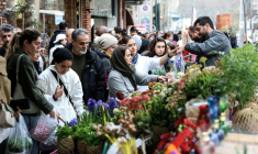 Des Iraniens achètent des fleurs au bazar Tajrish, dans le nord de Téhéran, le 19 mars 2026, à la veille de Norouz, le Nouvel An persan ( AFP / - )