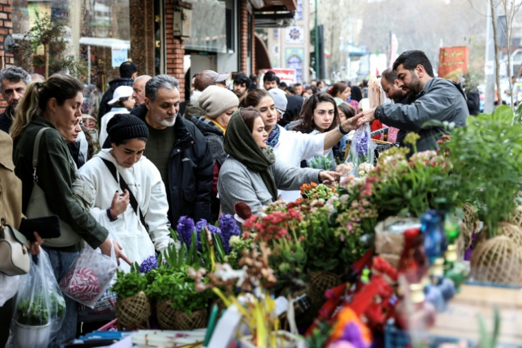 Des Iraniens achètent des fleurs au bazar Tajrish, dans le nord de Téhéran, le 19 mars 2026, à la veille de Norouz, le Nouvel An persan ( AFP / - )