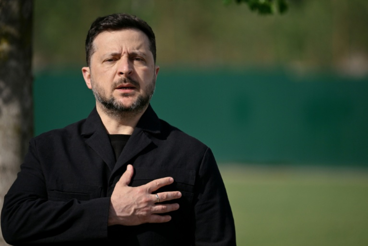 Le président ukrainien Volodymyr Zelensky assiste, le 25 mai 2026, au cimetière militaire national près de Kiev, à la cérémonie de réinhumation d’Andriy Melnyk, mort en 1964 et dirigeant d’une branche de l’Organisation des nationalistes ukrainiens (OUN) ( AFP / Genya SAVILOV )