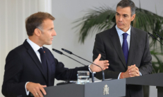 Le président français Emmanuel Macron et le Premier ministre espagnol Pedro Sanchez  en conférence de presse au palais de la Moncloa à Madrid, le 30 septembre 2026 ( AFP / Ludovic MARIN )