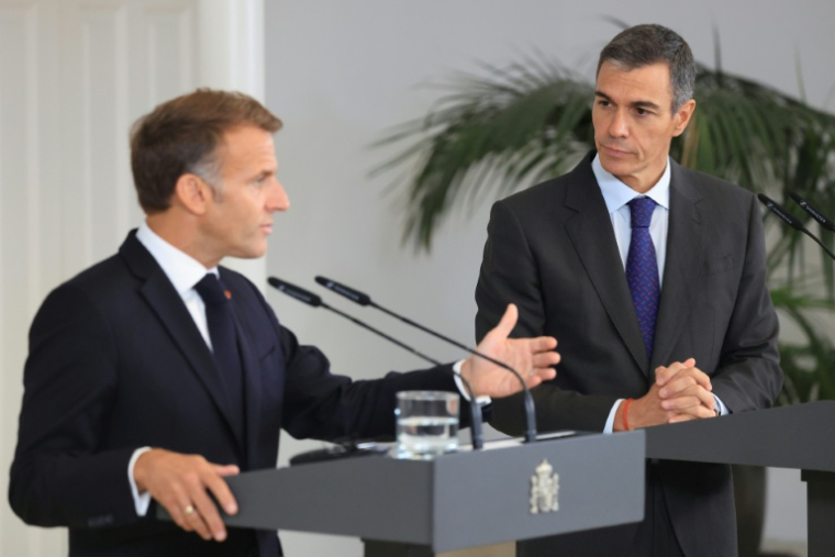 Le président français Emmanuel Macron et le Premier ministre espagnol Pedro Sanchez  en conférence de presse au palais de la Moncloa à Madrid, le 30 septembre 2026 ( AFP / Ludovic MARIN )