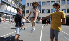 FRANCE: LES COLLÉGIENS DE 4E ET 3E EN DEMI-JAUGE SERONT DE RETOUR EN CLASSE ENTIÈRE LUNDI