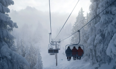 Le mal de ski est une variante de la «cinétose», un mot savant désignant aussi bien le mal de mer que le mal des transports. (crédit : Adobe Stock / photo générée par IA)