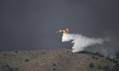 Un avion bombardier d'eau Canadair largue une cargaison d'eau sur un feu de forêt près de Los Gallardos, dans la province d'Almería, le 10 juillet 2026 en Espagne ( AFP / JOSE JORDAN )