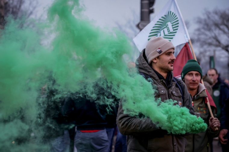 Un agriculteur brandissant un drapeau de la FNSEA manifeste devant le Parlement européen contre l'accord de libre-échange entre l'UE et les pays du Mercosur le 20 janvier 2026 à Strasbourg ( AFP / Romeo BOETZLE )