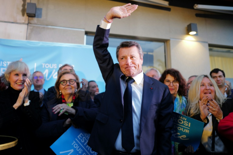 Le maire de Nice, Christian Estrosi, candidat à sa réélection, salue la foule lors de son dernier meeting de campagne à Nice, le 12 mars 2026 ( AFP / Valery HACHE )