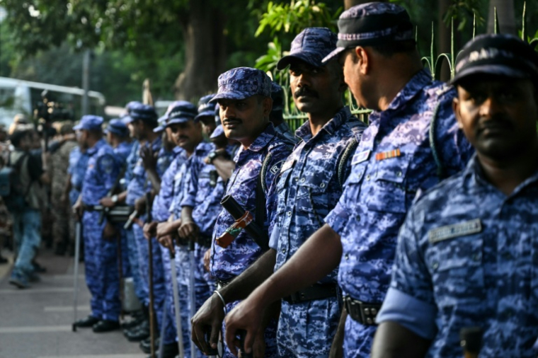 Des membres des forces de sécurité montent la garde lors d’une manifestation de partisans du Parti du peuple des cafards (CJP), le 16 octobre 2026 à New Delhi, en Inde ( AFP / Arun SANKAR )