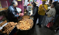Des personnes font la queue pour acheter du pain le 31 juillet 2025 à La Paz, en Bolivie ( AFP / AIZAR RALDES )