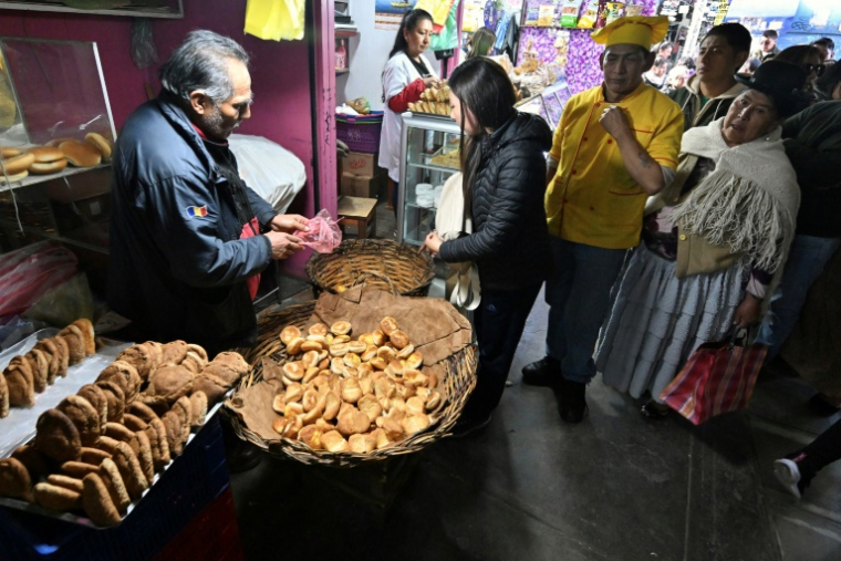 Des personnes font la queue pour acheter du pain le 31 juillet 2025 à La Paz, en Bolivie ( AFP / AIZAR RALDES )